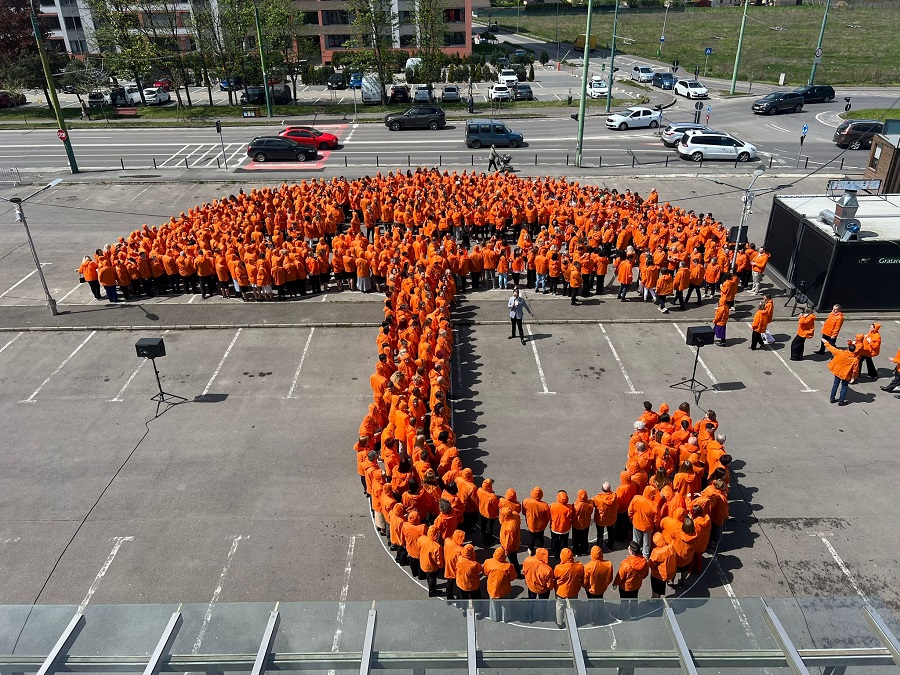 NN România – record Guinness World Records pentru cea mai mare imagine a unei umbrele formate din oameni