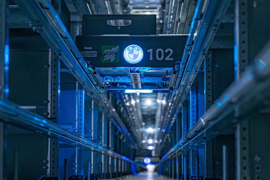 Roboți shuttle complet automatizaţi în noul depozit de piese mici al logisticii centrale aftersales a BMW Group
