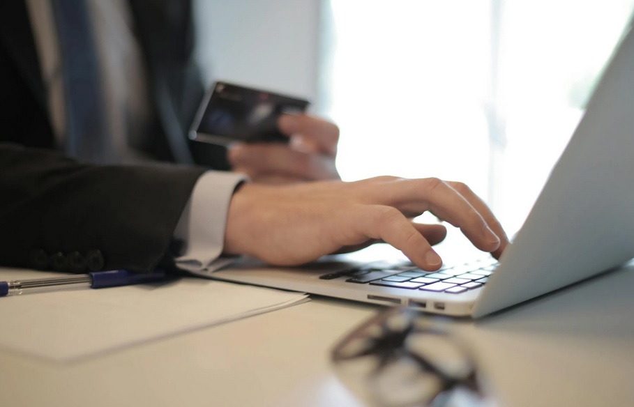 Social media și AI, în sprijinul magazinelor online din România care concurează cu giganții internaționali