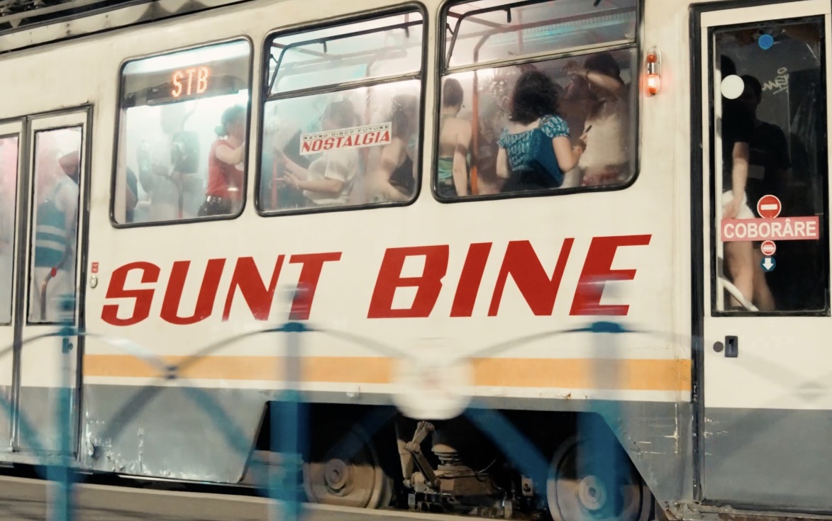 O nouă campanie de imagine Nostalgia: prima petrecere într-un tramvai în mișcare din România