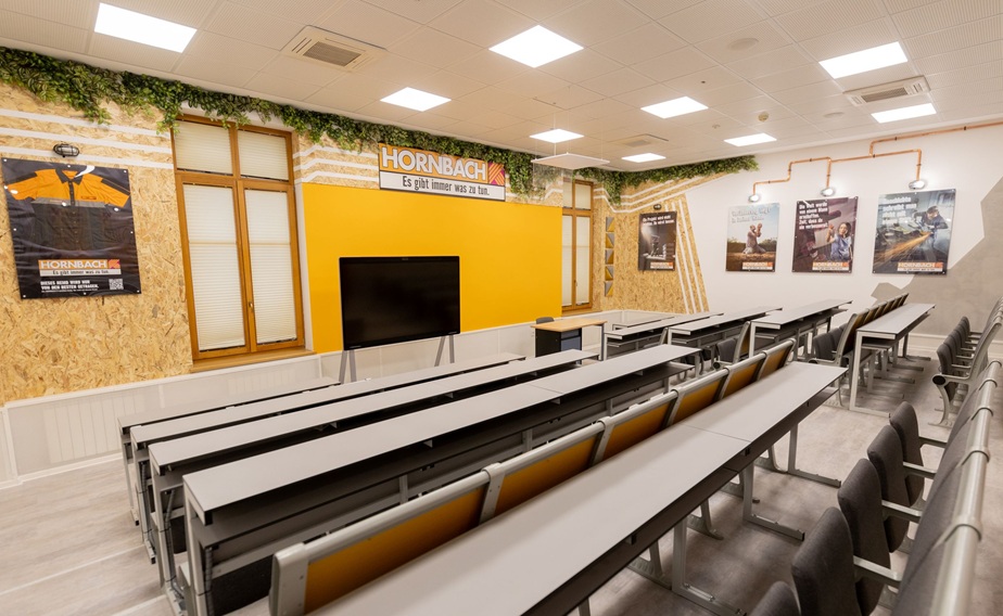 Sală de curs din cadrul Facultății de Administrare a Afacerilor cu predare în limbi străine, renovată de Hornbach