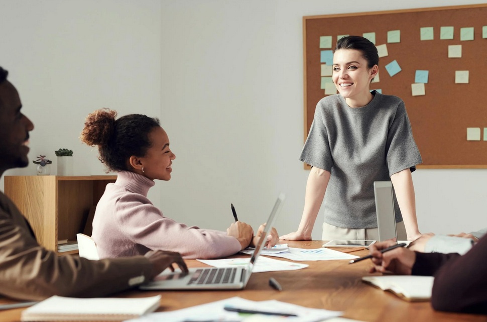 Cum să faci angajații să iubească brandul companiei pentru care lucrează